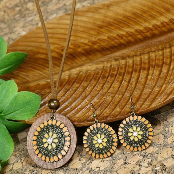 Rhinestone decor decor round charm necklace & drop earrings. - Picture 1 of 5